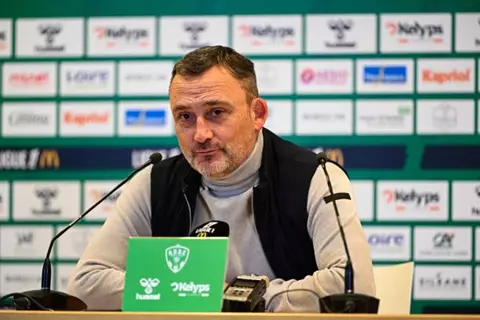 مدرب نيس بعد واقعة اعتداء الجماهير: الفريق في حالة صدمة.. والمدير الرياضي تعرض للضرب